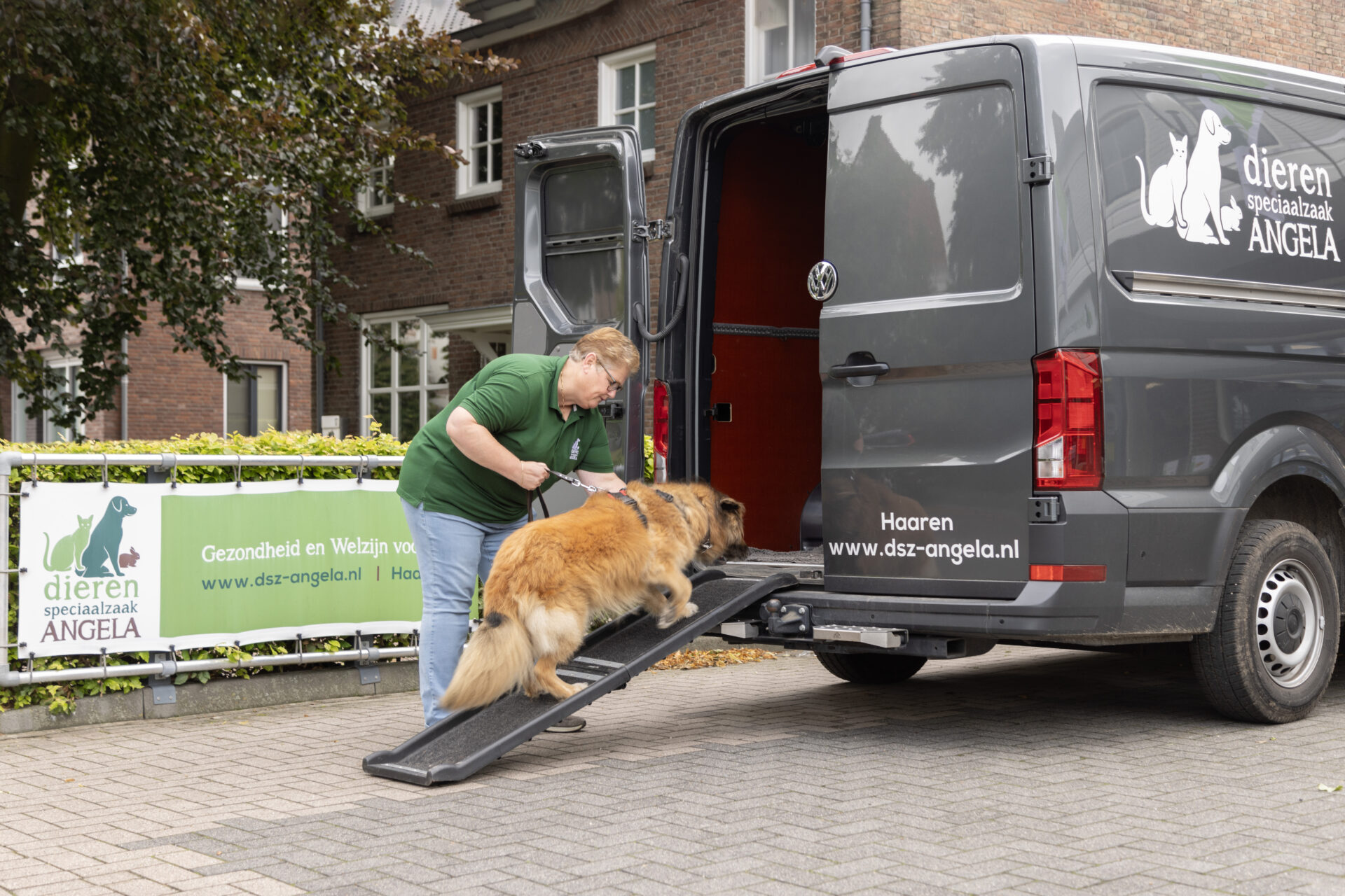 Angela met Storm op loopplank Angela met Storm op loopplank